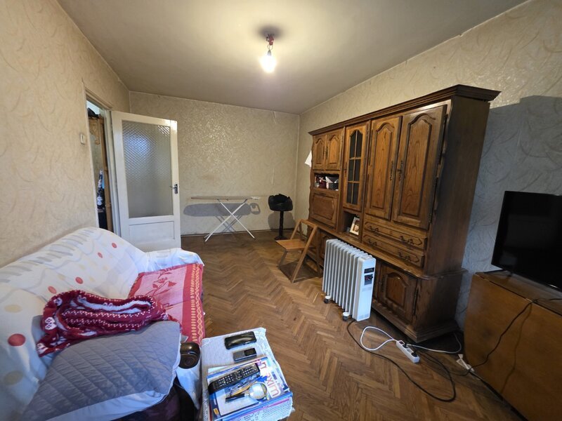 Piata Muncii, 5 minute metrou, chiar pe Basarabia, stradal, vedere spate