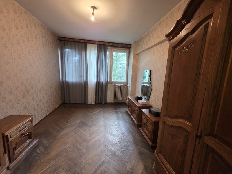 Piata Muncii, 5 minute metrou, chiar pe Basarabia, stradal, vedere spate