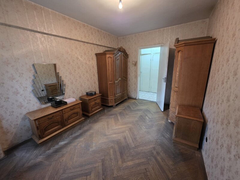 Piata Muncii, 5 minute metrou, chiar pe Basarabia, stradal, vedere spate