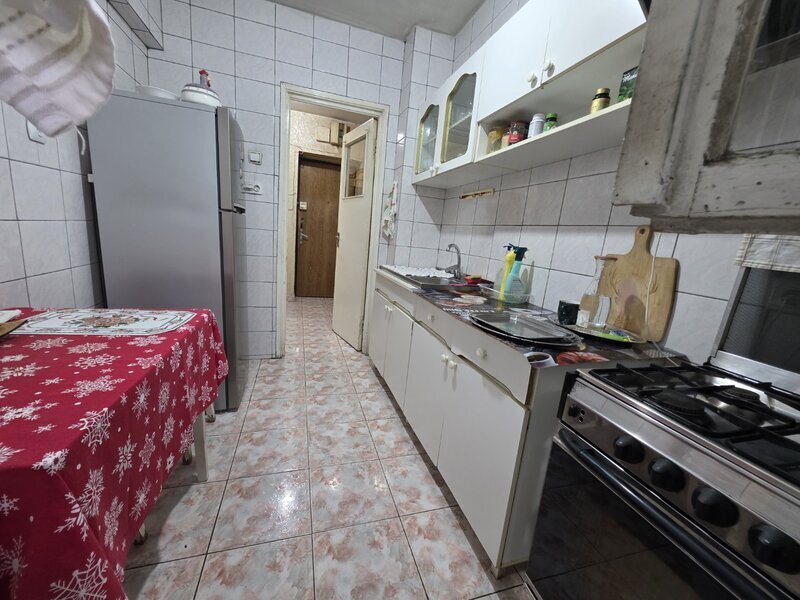 Piata Muncii, 5 minute metrou, chiar pe Basarabia, stradal, vedere spate