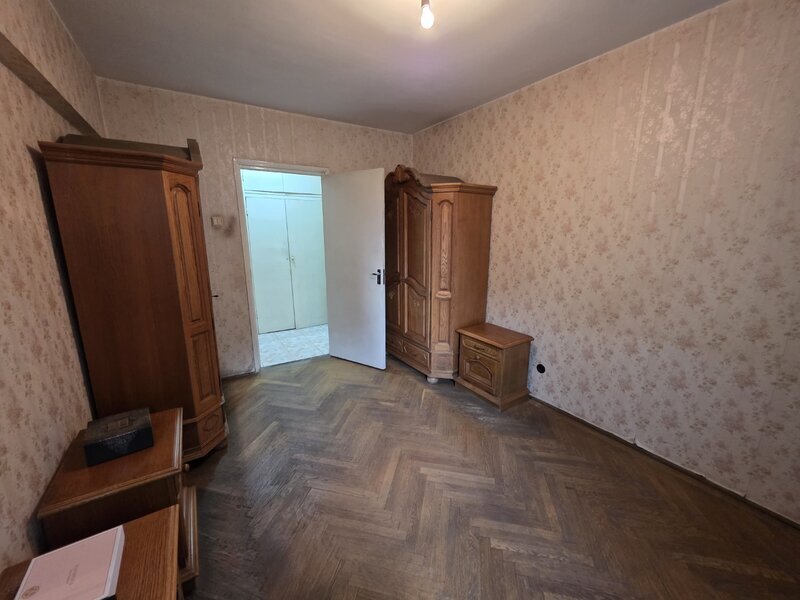 Piata Muncii, 5 minute metrou, chiar pe Basarabia, stradal, vedere spate