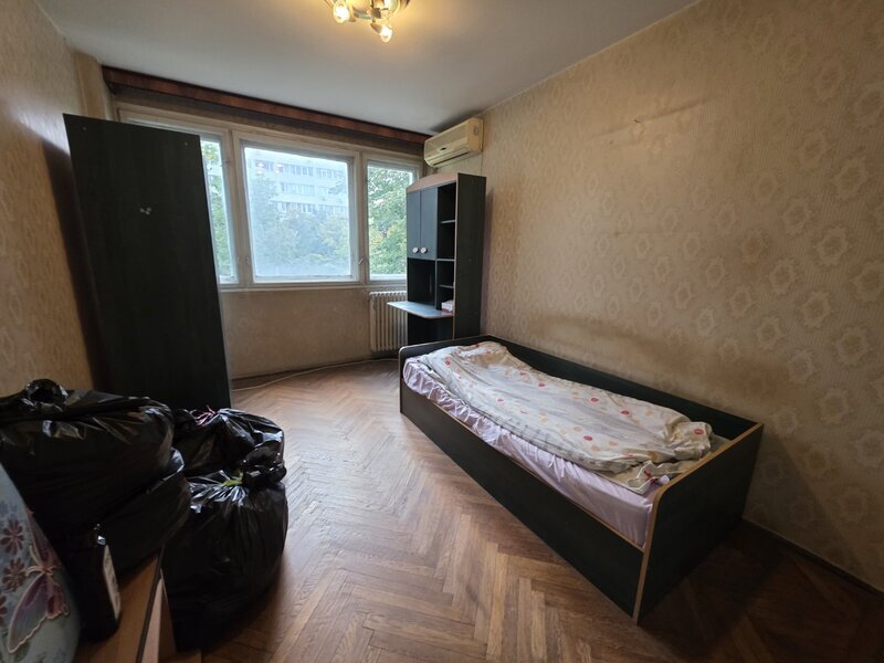 Piata Muncii, 5 minute metrou, chiar pe Basarabia, stradal, vedere spate