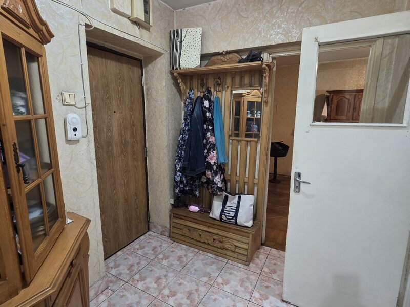 Piata Muncii, 5 minute metrou, chiar pe Basarabia, stradal, vedere spate