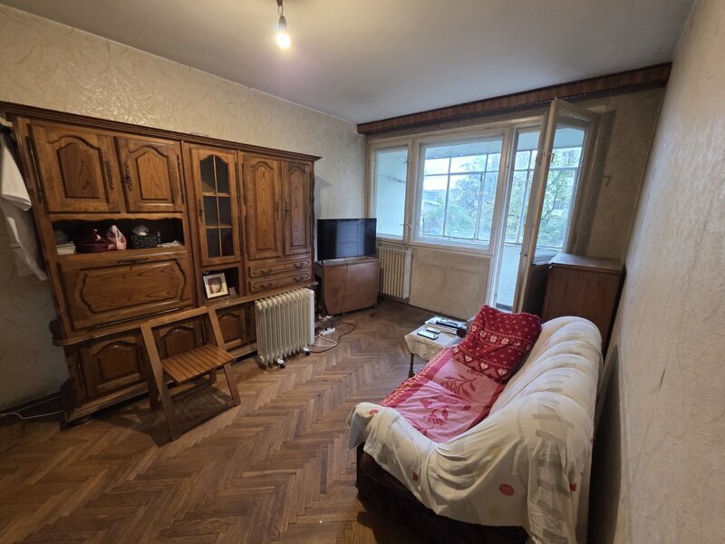 Piata Muncii, 5 minute metrou, chiar pe Basarabia, stradal, vedere spate