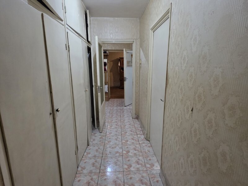 Piata Muncii, 5 minute metrou, chiar pe Basarabia, stradal, vedere spate