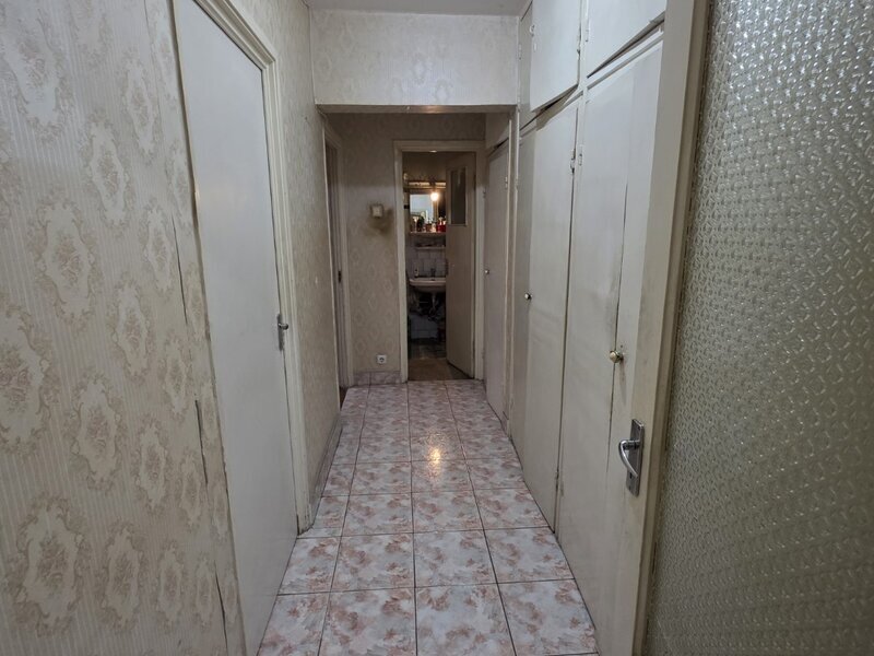 Piata Muncii, 5 minute metrou, chiar pe Basarabia, stradal, vedere spate